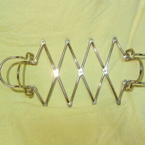 VTG EXPANDABLE TRIVET TRAY HOLDER, W/HANDLES, SILVER COLOR